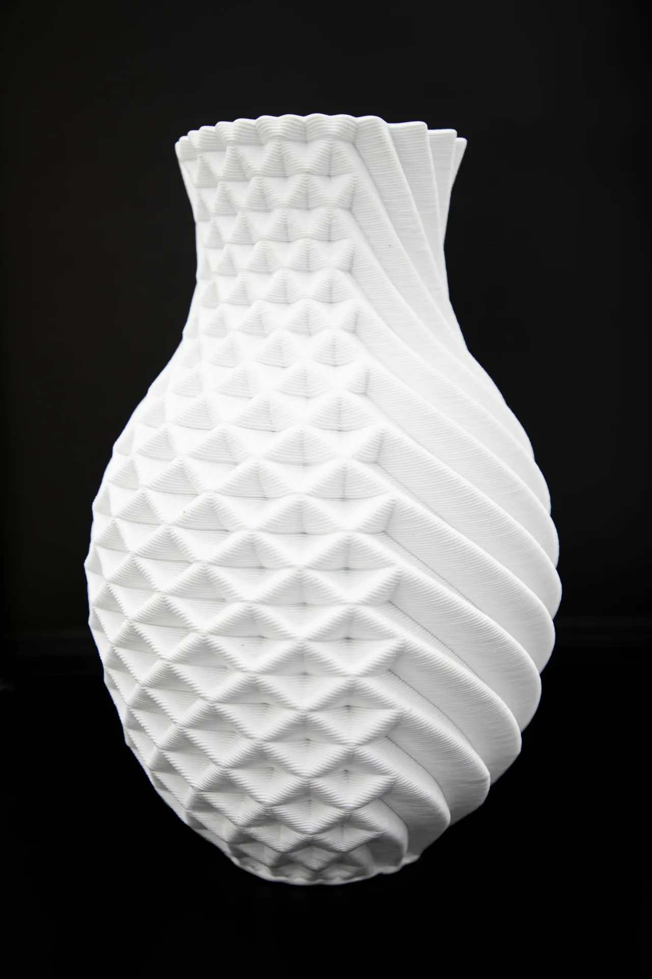 [AP21] Artistic vase from AM Gallery /مزهرية فنية من اي ام غالوري